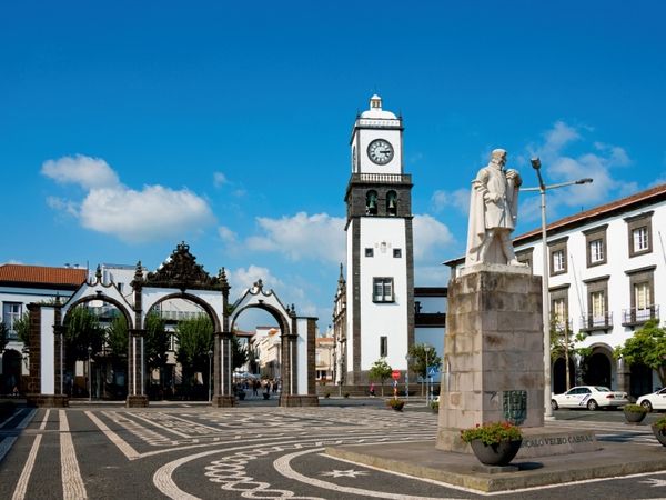 Produktbild: CALVENDO Puzzle Ponta Delgada - Igreja Matriz de Sao Sebastiao und Portas da Cidade | 1000 Teile Lege-Gr&ouml;&szlig;e 64x48cm Foto-Puzzle f&uuml;r gl&uuml;ckliche Stunden