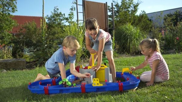 Produktbild: AquaPlay - Wasserbahn Set Bergsee - 42-teiliges Spieleset mit Bergsee, Wasserfall und geheimer H&ouml;hle, Wasserspielspa&szlig; inkl. 3 Tierfiguren, 2 Booten, ab 3 Jahren