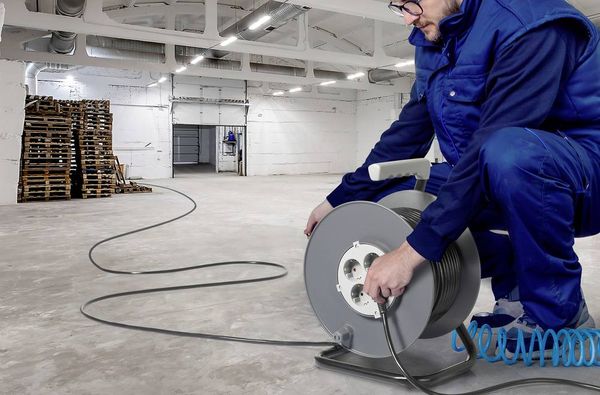 Produktbild: Sygonix SY-5655928 Kabeltrommel 50m Schwarz Schutzkontakt-Stecker