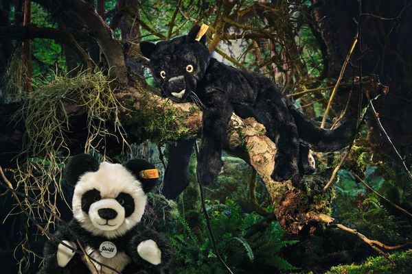 Produktbild: Steiff 060021 - Manschli Panda, sitzend, Pl&uuml;sch, 24 cm