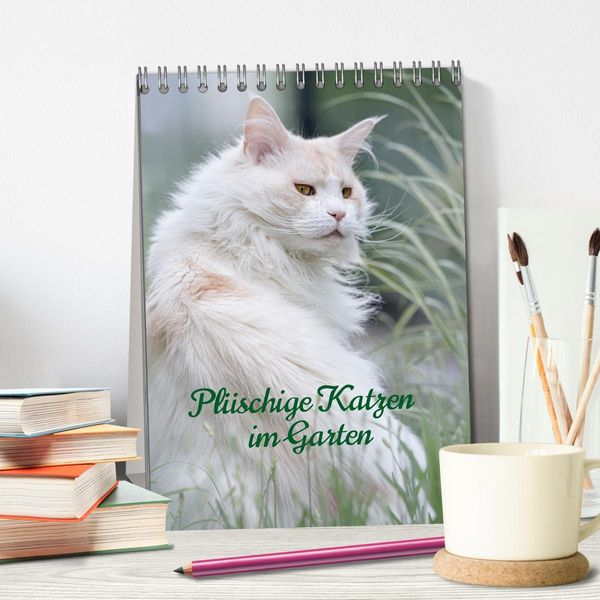 Produktbild: Pl&uuml;schige Katzen im Garten (Tischkalender 2026 DIN A5 hoch), CALVENDO Monatskalender
