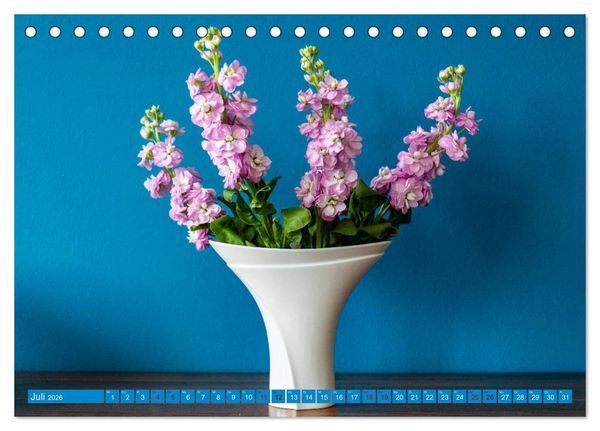 Produktbild: Still Life - Blumen vor der blauen Wand (Tischkalender 2026 DIN A5 quer), CALVENDO Monatskalender