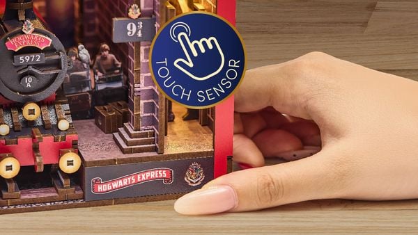 Produktbild: Book Nook DIY B&uuml;cherecke Revell Harry Potter "Hogwarts Express"