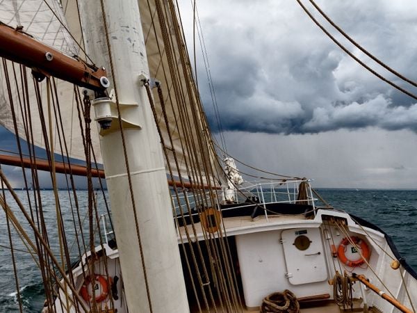 Produktbild: CALVENDO Puzzle holl&auml;ndischer Gro&szlig;segler "Gulden Leeuw" nimmt Kurs auf Warnem&uuml;nde, Hanse Sail 2013 | 1000 Teile Lege-Gr&ouml;&szlig;e 64x48cm Foto-Puzzle f&uuml;r gl&uuml;ckliche Stunden
