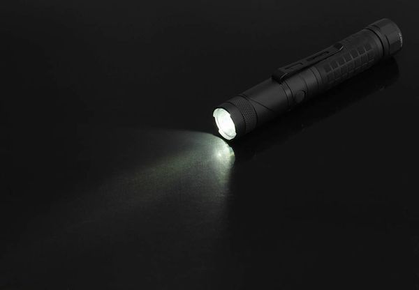 TOOLCRAFT LED Handlampe mit Magnethalterung, verstellbar, mit Gürtelclip, Große Reichweite akkubetrieben 3000 lm 4 h 238 g