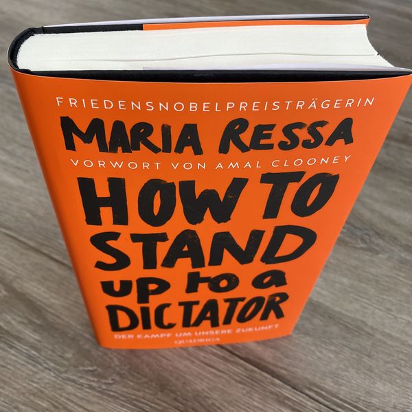 Produktbild: HOW TO STAND UP TO A DICTATOR - Deutsche Ausgabe. Von der Friedensnobelpreistr&auml;gerin