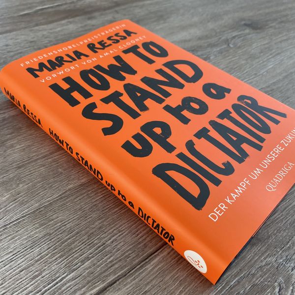 Produktbild: HOW TO STAND UP TO A DICTATOR - Deutsche Ausgabe. Von der Friedensnobelpreistr&auml;gerin