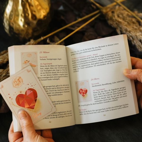 Produktbild: Love Lenormand - 40 Orakelkarten f&uuml;r deine Selbstliebe, Beziehung, weibliche Kraft