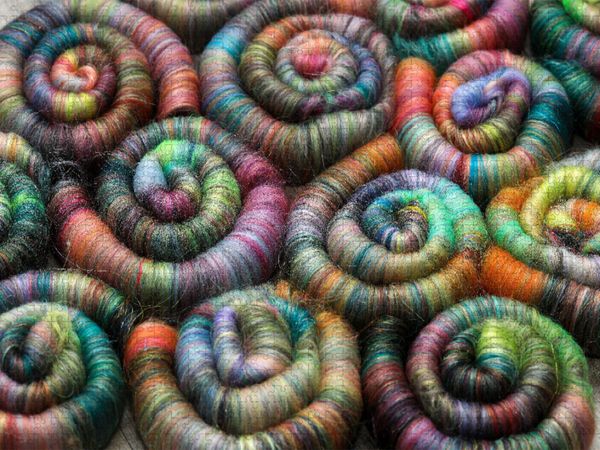 Produktbild: CALVENDO Puzzle Spinnfutter - Kunterbunte handgedrehte Rolags aus Wolle und anderen sch&ouml;nen Fasern | 1000 Teile Lege-Gr&ouml;&szlig;e 64x48cm Foto-Puzzle f&uuml;r gl&uuml;ckliche Stunden