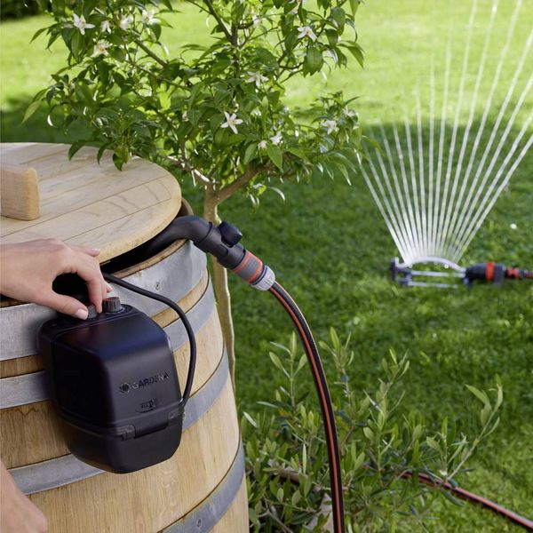 Produktbild: GARDENA Akku-Regenfasspumpe 2600 Comfort 18V P4A solo Regenwassernutzungsanlage 2600 l/h 1.8m