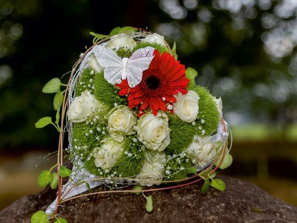 Produktbild: Herz aus Rosen mit roter Gerbera (Puzzle)