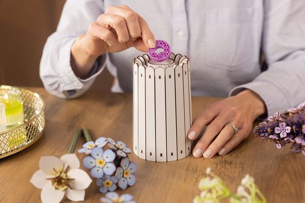 Produktbild: Revell Holzblumen Flowers Blossom Festival mit Vase & Duftring