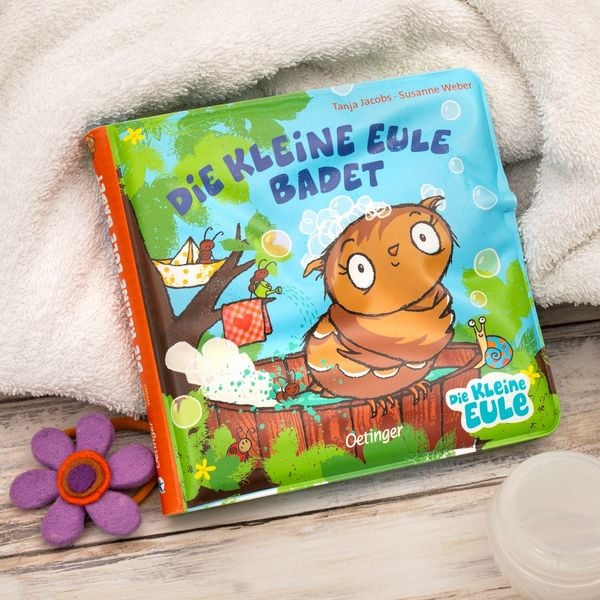 Die kleine Eule badet