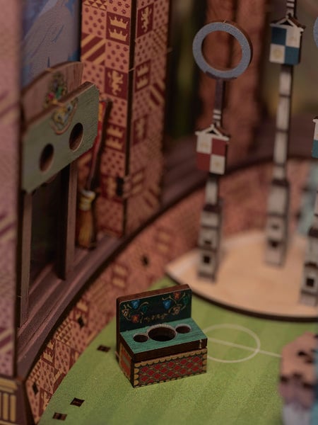 Produktbild: Book Nook DIY B&uuml;cherecke Harry Potter Quidditch Field von Revell Tiny Adventures