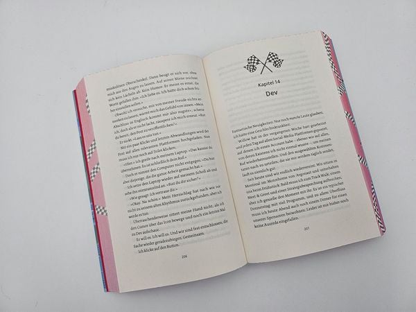 Produktbild: Cross the Line &ndash; Auf der Rennstrecke k&auml;mpft er um den Sieg, im Leben um ihr Herz