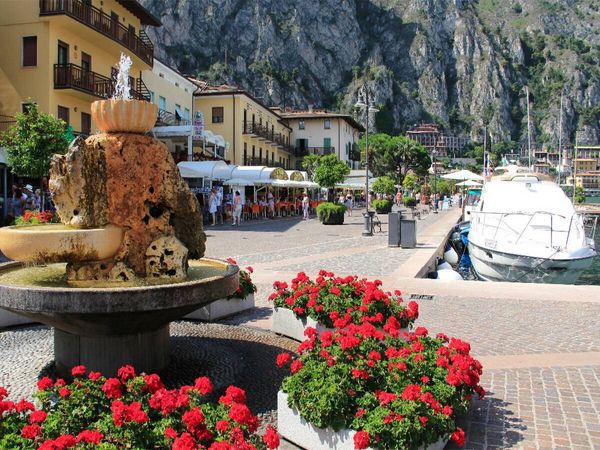 Produktbild: CALVENDO Puzzle Altstadt von Limone sul Garda | 1000 Teile Lege-Gr&ouml;&szlig;e 64x48cm Foto-Puzzle f&uuml;r gl&uuml;ckliche Stunden