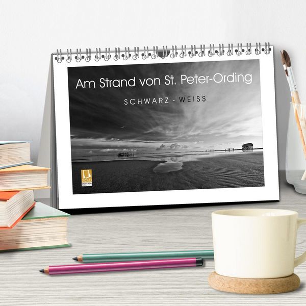 Produktbild: Am Strand von St. Peter-Ording SCHWARZ-WEISS (Tischkalender 2026 DIN A5 quer), CALVENDO Monatskalender