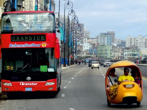 Produktbild: CALVENDO Puzzle Ein Coco-Taxi auf dem Malec&oacute;n in Havanna | 1000 Teile Lege-Gr&ouml;&szlig;e 64x48cm Foto-Puzzle f&uuml;r gl&uuml;ckliche Stunden