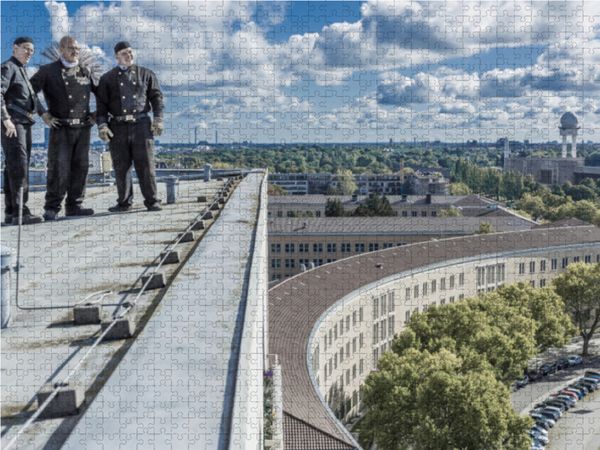 Produktbild: CALVENDO Puzzle Schornsteinfeger &uuml;ber dem Flughafen Berlin Tempelhof 1000 Teile Lege-Gr&ouml;&szlig;e 64 x 48 cm Foto-Puzzle Bild von Joern Dudek
