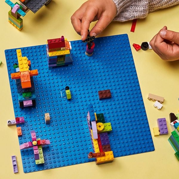 Produktbild: LEGO Classic 11025 Blaue Bauplatte, Grundplatte f&uuml;r LEGO Sets, 32x32 Noppen, in 25x25 cm