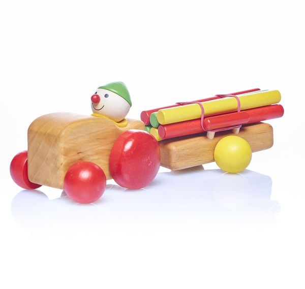 Produktbild: Pfingstweid - Langholztransporter Raphael aus Erle mit magnetverbundenem Anh&auml;nger und sechs bunten Holzstangen, R&auml;der aus Buche, Holz