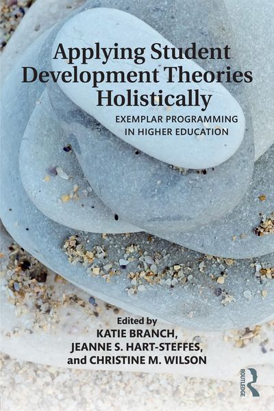 Produktbild: Applying Student Development Theories Holistically