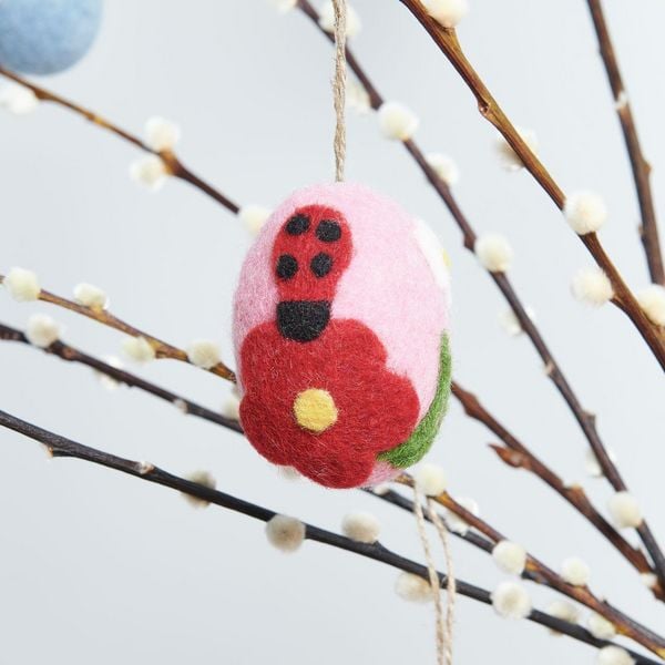 Produktbild: Aufh&auml;nger Filz-Ei Marienk&auml;fer auf Bl&uuml;te, Rosa, 7,8 x &Oslash; 5,8cm
