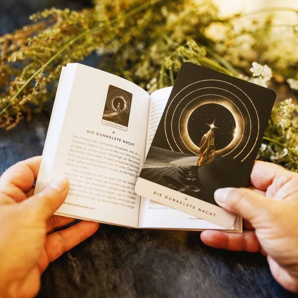 Produktbild: Inner Temple Orakel - 44 farbige Orakelkarten mit 160-seitigem farbigen Booklet (Magnetschachtel mit Kartenrahmen)