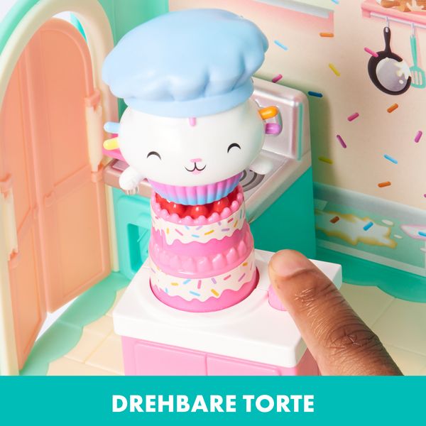 Produktbild: Gabby&lsquo;s Dollhouse Deluxe Raum, Bakey with Cakey, K&uuml;che mit Kuchi (engl. Cakey), M&ouml;belst&uuml;cken und thematischem Zubeh&ouml;r