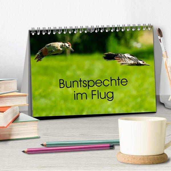 Produktbild: Buntspechte im Flug (Tischkalender 2027 DIN A5 quer), CALVENDO Monatskalender