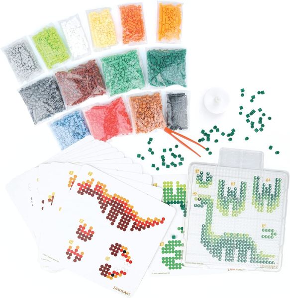 Produktbild: Klassische B&uuml;gelperlen mal anders &ndash; im 3D Effekt! Das Set enth&auml;lt 13 Dinosaurier-Vorlagen f&uuml;r 3D Figuren, 4000 B&uuml;gelperlen und ein LED-Licht zum Beleuchten des Vulkans. Mit n&uuml;tzlichem Zubeh&ouml;r wie B&uuml;gelpapier, Plastikpinzette und einer Anleitung.