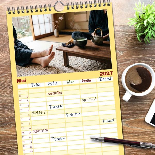 Produktbild: Familienplaner 2027 - Unten Ohne - Barfu&szlig; durchs Jahr mit 5 Spalten (Wandkalender, 21 x 45 cm) CALVENDO