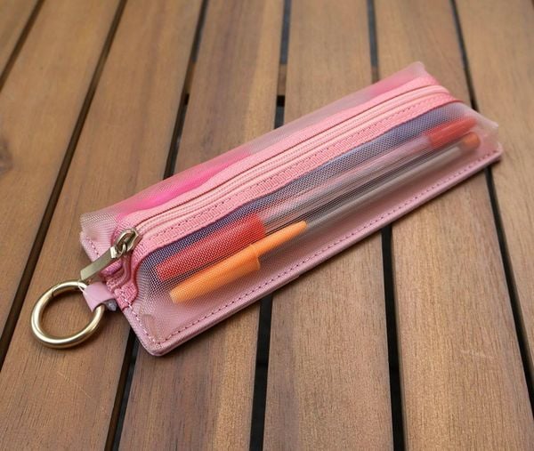 Produktbild: EMILY Mesh Federm&auml;ppchen (Pink) Flat Pen Case | by KING JIM