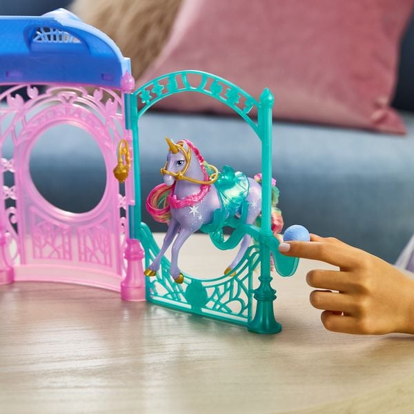 Produktbild: Unicorn Academy - Stall Spielset 90 cm inkl. Brunnen mit Licht- und Soundeffekten, 12 cm Einhorn & 24 Accessoires, Set zur Netflix Serie
