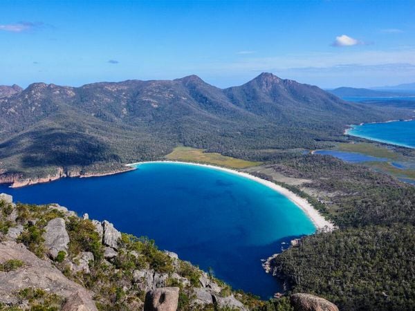Produktbild: CALVENDO Puzzle Aussicht von Mount Amos auf Wineglass Bay | 1000 Teile Lege-Gr&ouml;&szlig;e 64x48cm Foto-Puzzle f&uuml;r gl&uuml;ckliche Stunden
