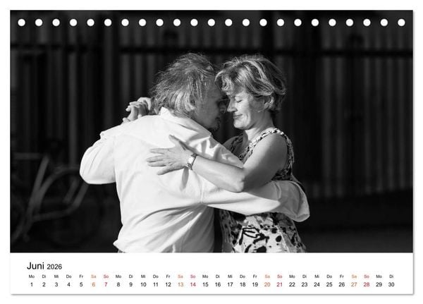 Produktbild: Tango Argentino - Paare beim Tanz auf &ouml;ffentlichen Pl&auml;tzen (Tischkalender 2026 DIN A5 quer), CALVENDO Monatskalender