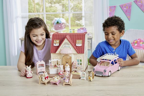 Produktbild: Sylvanian Families 5807 - Village Cake Shop Starter Set, Dorfkonditorei Set f&uuml;r Starter Haus, Spielset