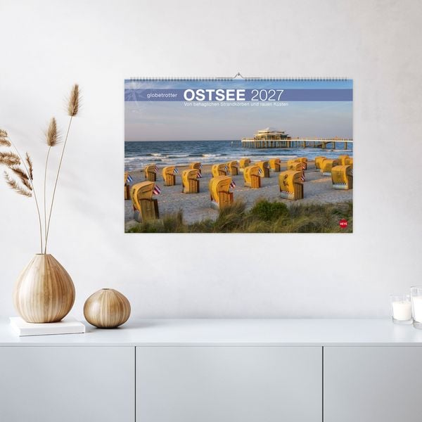 Produktbild: Ostsee Globetrotter Kalender 2027 - Von behaglichen Strandk&ouml;rben und rauen K&uuml;sten