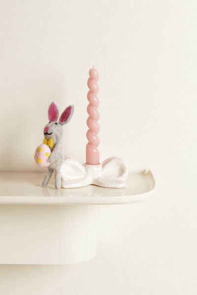 Produktbild: Aufh&auml;nger Filz-Hase mit Osterei und Gelber Fliege, 14,5 x 4 x 5,5cm