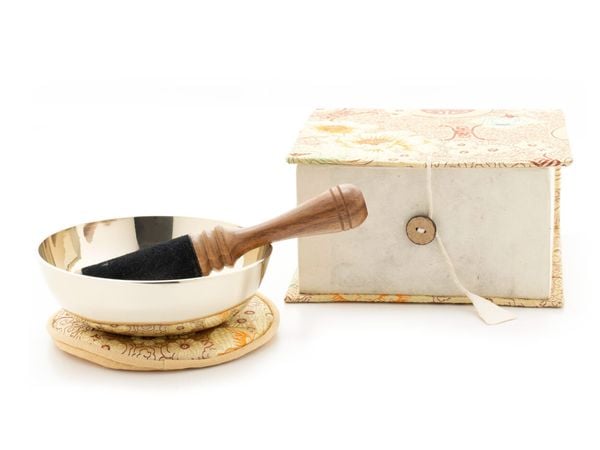 Produktbild: Flache Klangschale in Box mit cremefarbigem Stoffbezug