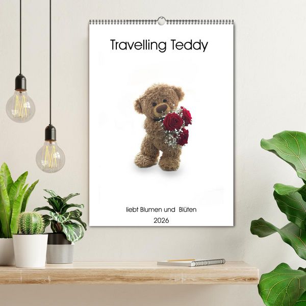 Produktbild: Travelling Teddy liebt Blumen und Bl&uuml;ten (Wandkalender 2026 DIN A2 hoch), CALVENDO Monatskalender