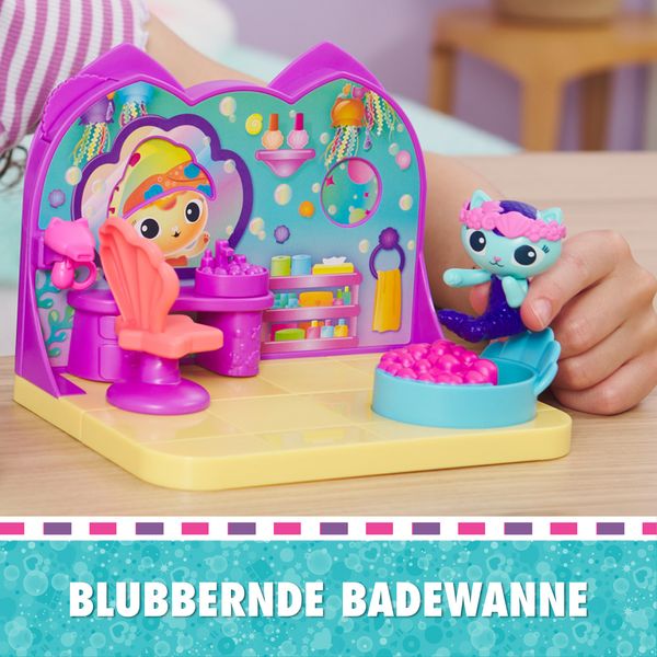 Produktbild: Gabby's Dollhouse Deluxe Room Spielset, Wellness Raum mit Meerk&auml;tzchen (engl. MerCat), M&ouml;belst&uuml;cken und thematischem Zubeh&ouml;r