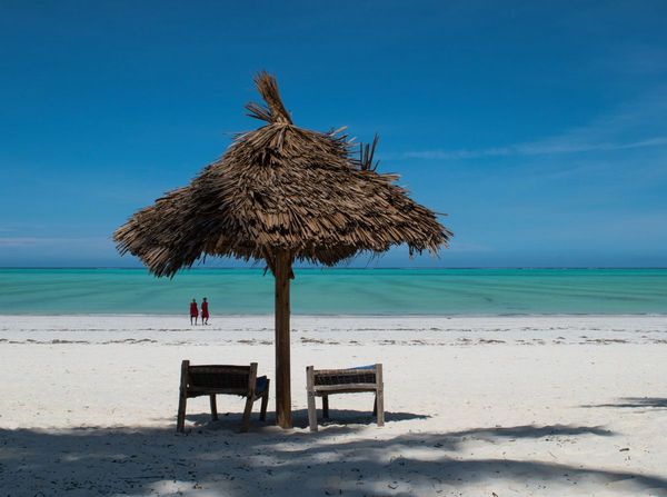 Produktbild: CALVENDO Puzzle Strand - Schirm mit Aussicht | 2000 Teile Lege-Gr&ouml;&szlig;e 90 &times; 67 cm Foto-Puzzle f&uuml;r gl&uuml;ckliche Stunden