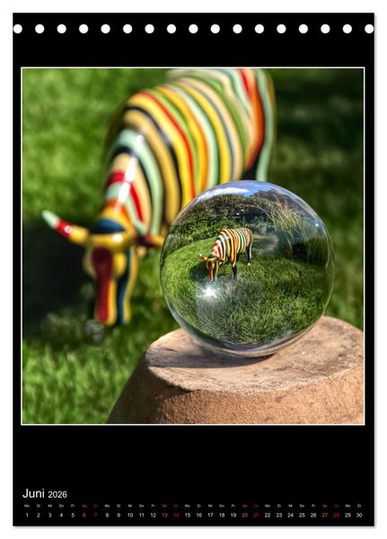 Produktbild: Momente aus Glas &ndash; Glaskugelfotografie (Tischkalender 2026 DIN A5 hoch), CALVENDO Monatskalender
