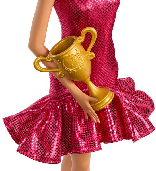 Produktbild: Barbie Turniertänzerin-Modepuppe mit braunem Haar und Tanzpokal-Zubehör