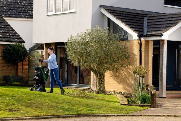 Produktbild: Bosch Home and Garden UniversalShredder solo Akku Akku-H&auml;cksler