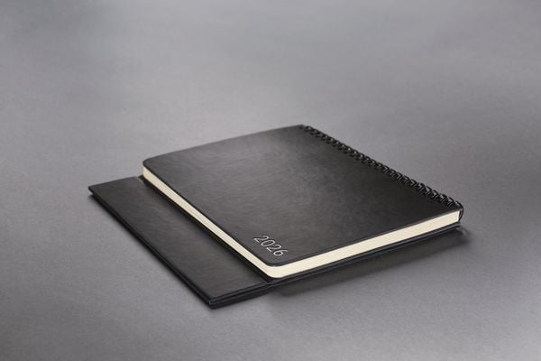 Produktbild: SIGEL C2781 Tischkalender Conceptum 2027, ca. A5 quer, schwarz