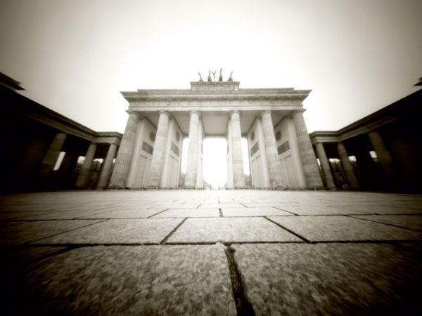 Produktbild: CALVENDO Puzzle Brandenburger Tor 1000 Teile Puzzle quer | 1000 Teile Lege-Gr&ouml;&szlig;e 64 &times; 48 cm Foto-Puzzle f&uuml;r gl&uuml;ckliche Stunden