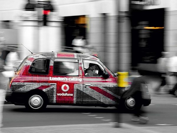 Produktbild: CALVENDO Puzzle Taxis in London | 1000 Teile Lege-Gr&ouml;&szlig;e 64x48cm Foto-Puzzle f&uuml;r gl&uuml;ckliche Stunden