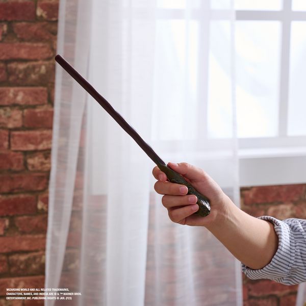 Produktbild: Wizarding World Harry Potter - Authentischer Ron Weasley Zauberstab aus Kunststoff mit Hogwarts-Halterung